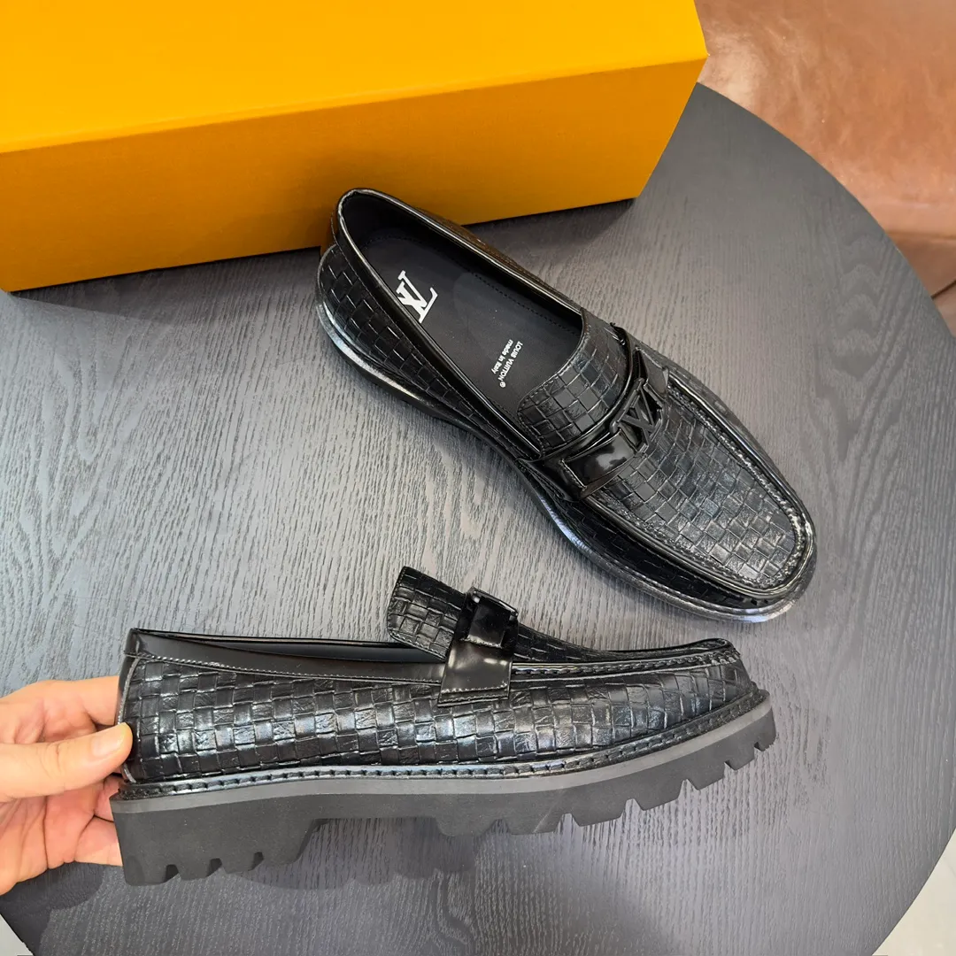 [L Home] P: 820💰 Size: 39-44 (customized at 38.45) Original Lv official website men's casual leather shoes, top-quality original replica, - Upper: 🔝cowhide weaving technology, Nappa cowhide, shoe body sewn with brand logo - Inner: cowhide, foot pad; water-dyed cowhide - Outsole: TPR·rubber foam; two-color molded outsole -Ultra-high quality control and fine workmanship: highlight (high-end, extravagance, class)